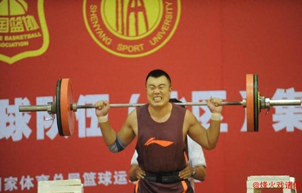 媒体人:新疆队刘懿霆体测时膝盖受伤 媒体人:新疆队刘懿霆体测时膝盖受伤