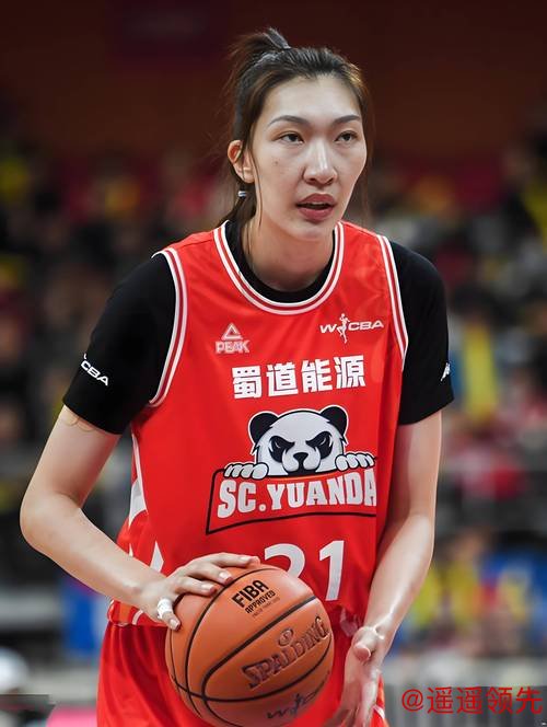 2米12+19岁新星崛起！中国女篮内线再添王牌，能超越韩旭吗？