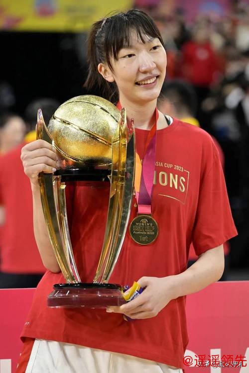 2米12+19岁新星崛起！中国女篮内线再添王牌，能超越韩旭吗？