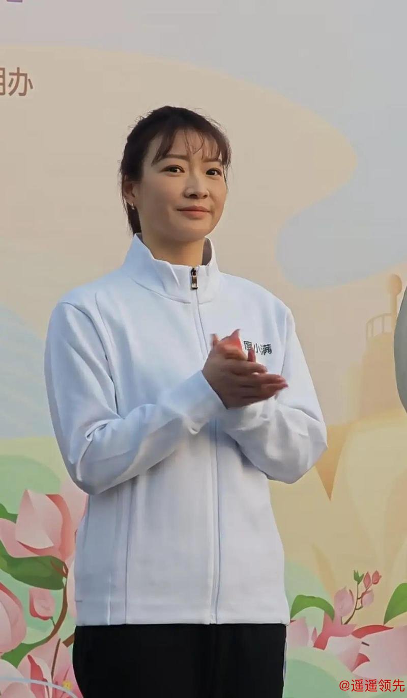 羽毛球黄雅琼婚后写真穿月光仙女裙，<a href=